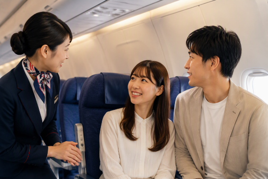 **客室乗務員と話すカップル**