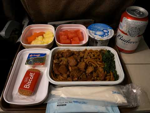 中国東方航空の機内食はいつ出る？提供回数・タイミング・ドリンクを解説