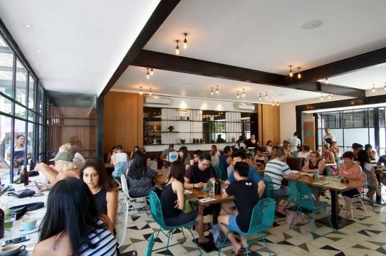 Pilih Restoran yang Bersih dan Ramai