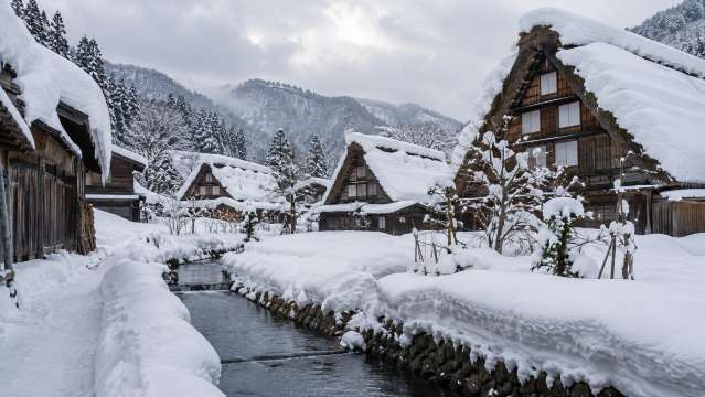 3 白川郷で雪に包まれた合掌造りを歩く