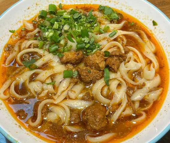 北京料理の代表メニューTop6｜刀削麺（タオショウメン）