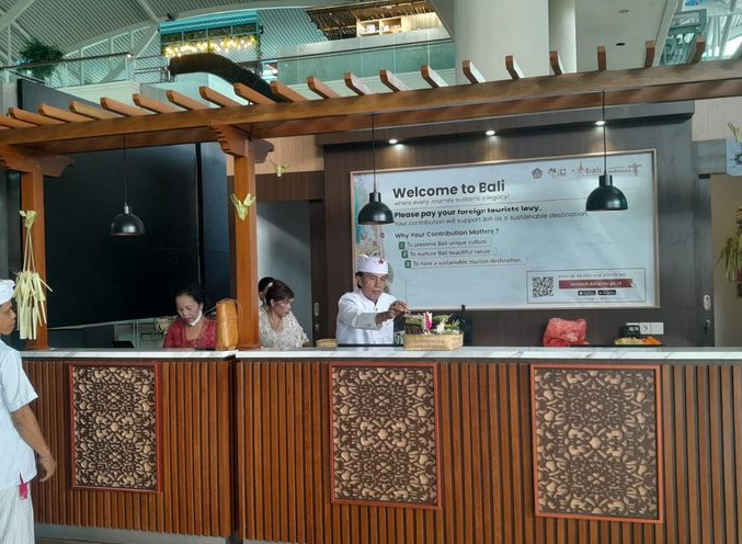 Стойка туристического сбора Love Bali в зоне прилёта аэропорта Бали