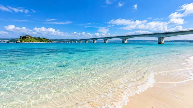 4.古宇利島で橋と海の景色を眺める