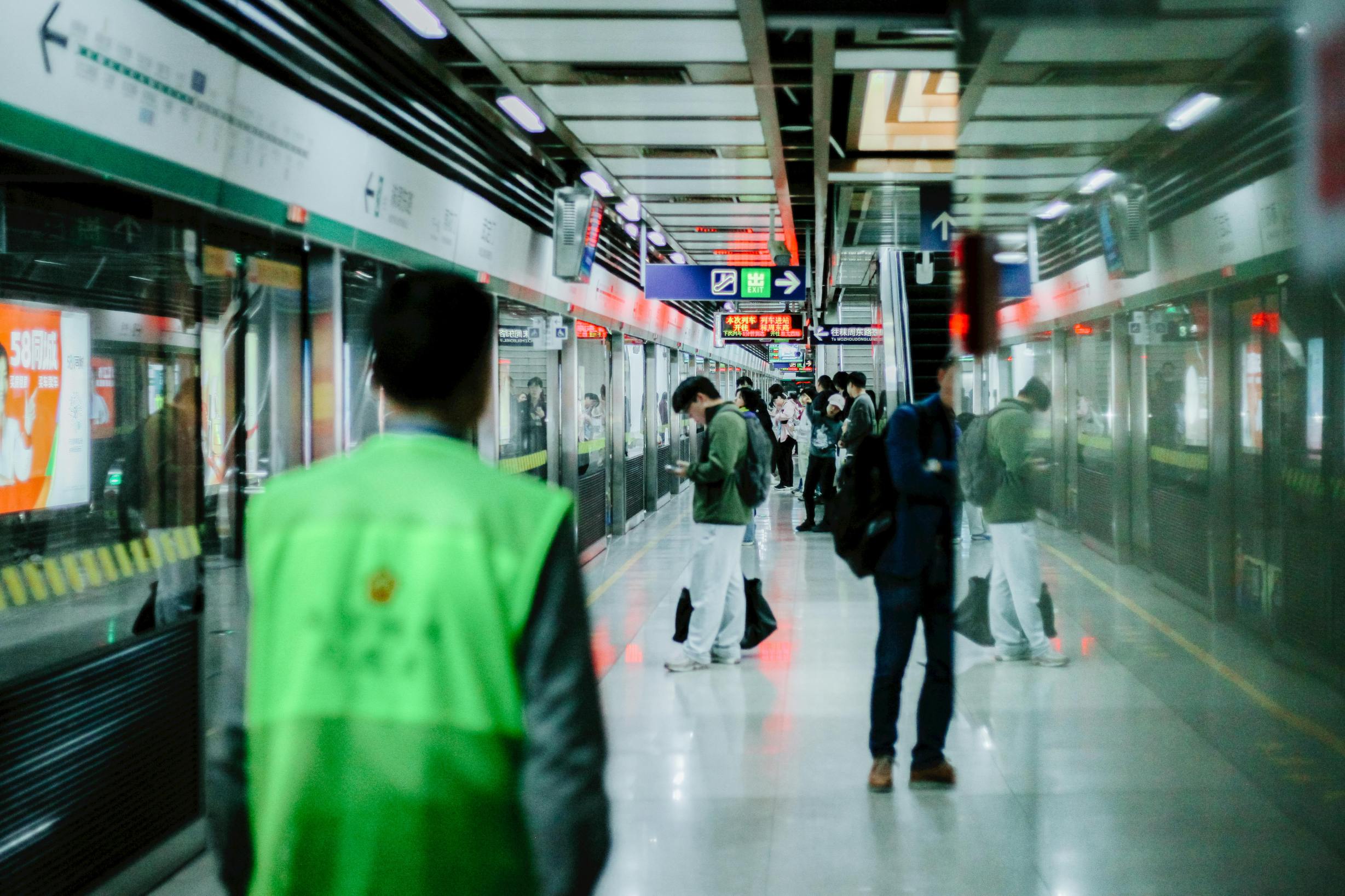 Orang-orang menunggu di peron kereta bawah tanah di Nanjing, Cina, memperlihatkan perjalanan pulang pergi dalam kota. Via Pexels (by Abderrahmane Habibi)