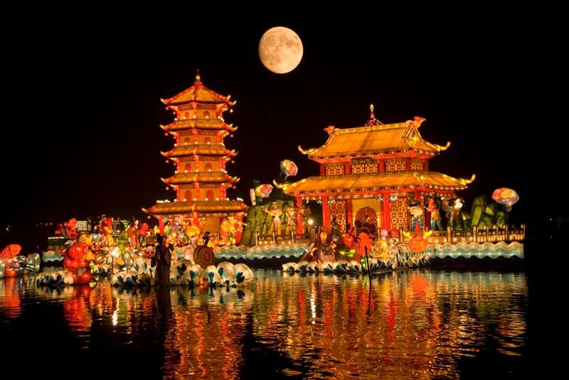 Festival Kue Bulan (Mid-Autumn Festival): Pemandangan Lampion & Kebersamaan Keluarga (25 Sep)