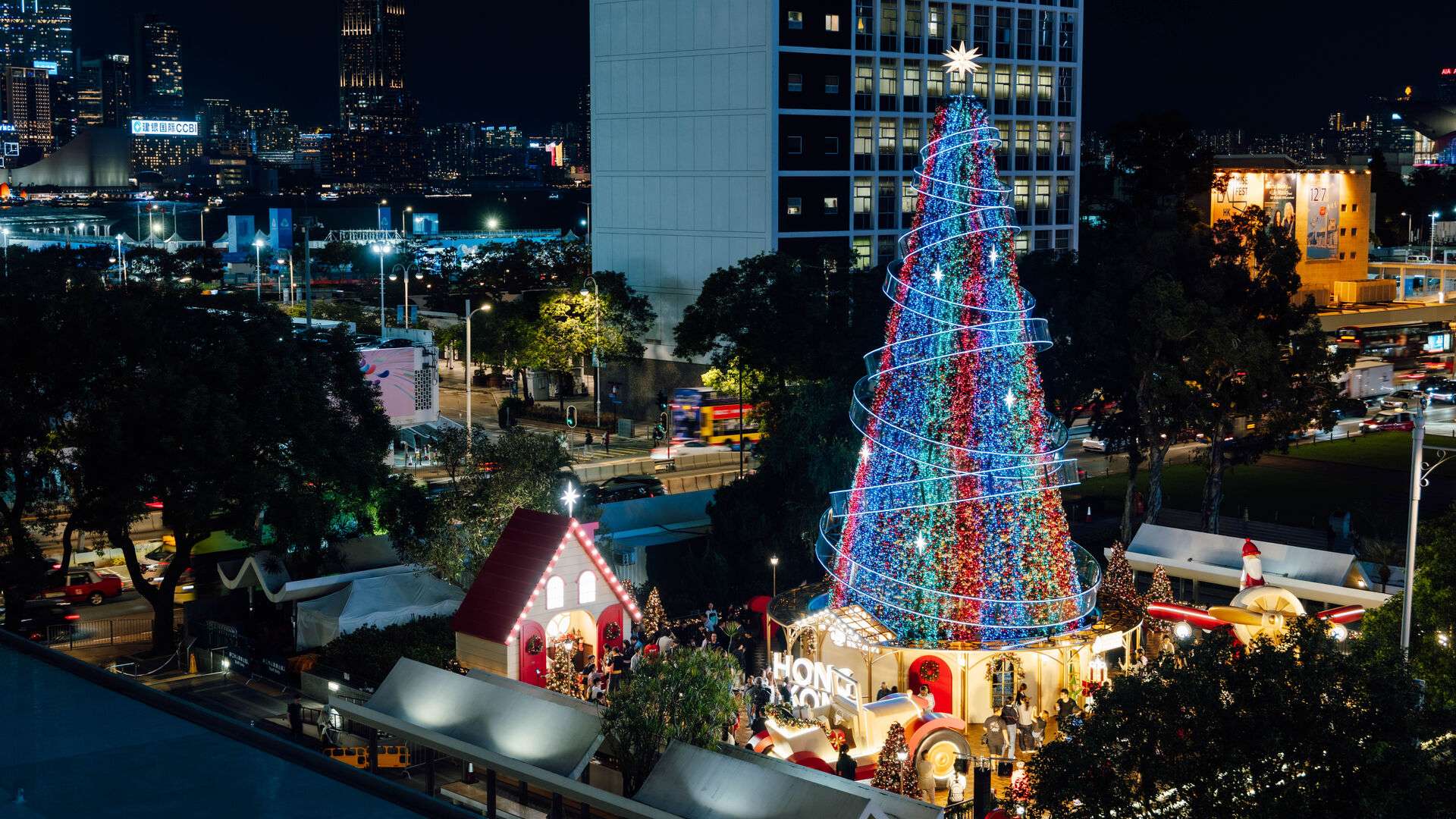 西九龍文化地区に20m超えの巨大ツリーが出現！