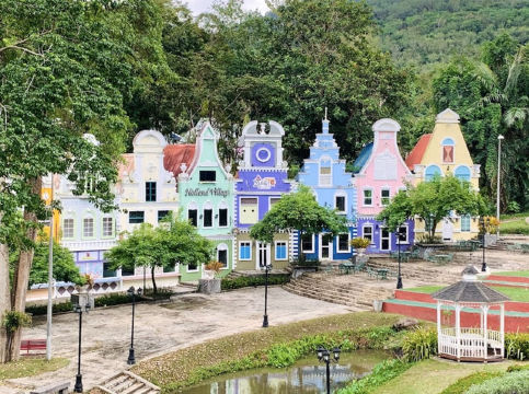 Brookside Valley Resort & Strawberry Town