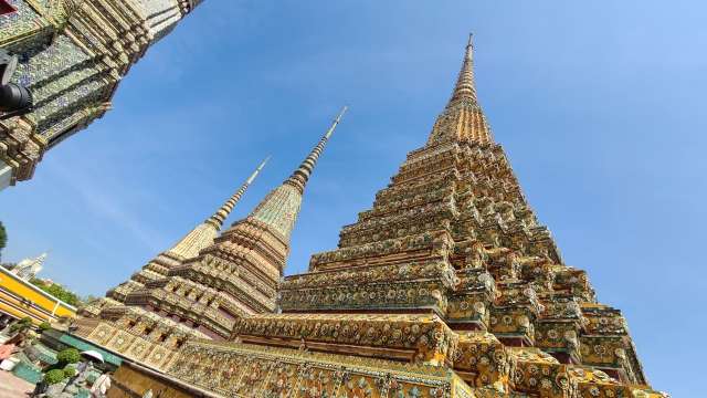 歴代国王を祀る四大仏塔（チェディ）