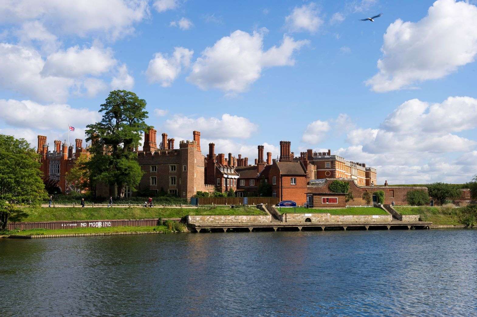 Getting the train to Hampton Court Palace: Nearest station and popular routes