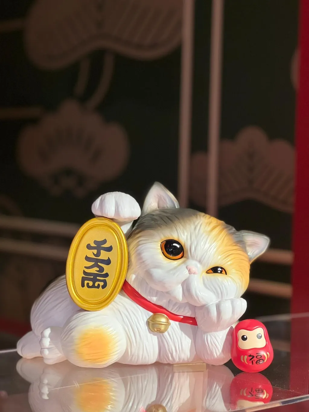 「Amaz Company Limited」香港著名藝術家LeonLollipop筆下的托腮貓Gloomie化身成手拿金牌的招財貓造型為粉絲帶來好運和祝福外，亦會現身於多款周邊產品上，屆時亦會驚喜發售超限量的全黑版的Lucky Gloomie。