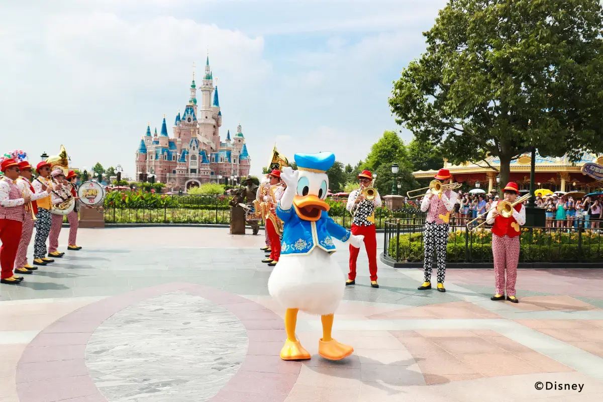 上海ディズニーランドで、ドナルドダックがキャッスル前でバンドと一緒に踊るパレードシーン。