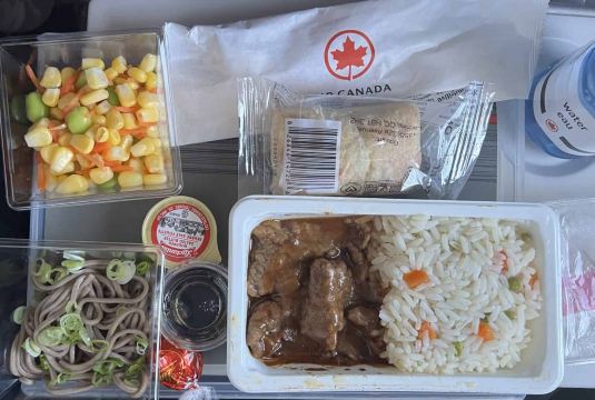 エア・カナダのプレミアムエコノミークラスの機内食