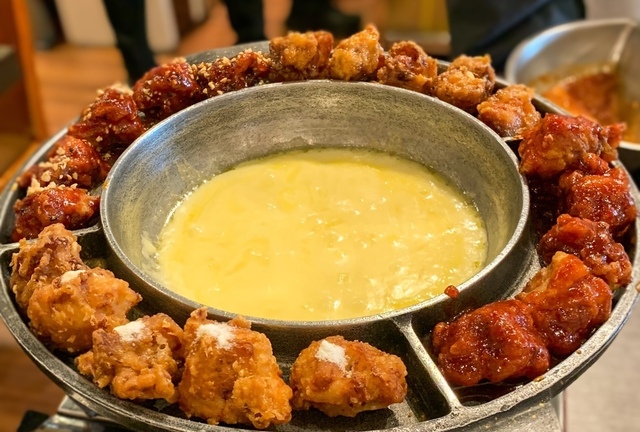 新大久保の名物「UFOチキンフォンデュ」で韓国風クリスマス