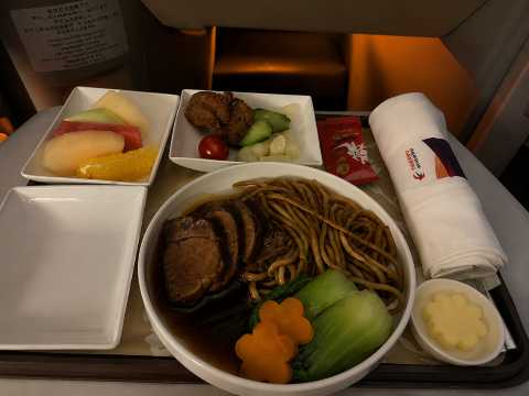 中国東方航空の機内食だけで足りる？上海乗り継ぎ時の食事対策