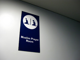 Tips Tambahan untuk Kenyamanan Sholat Anda di Bandara ✨