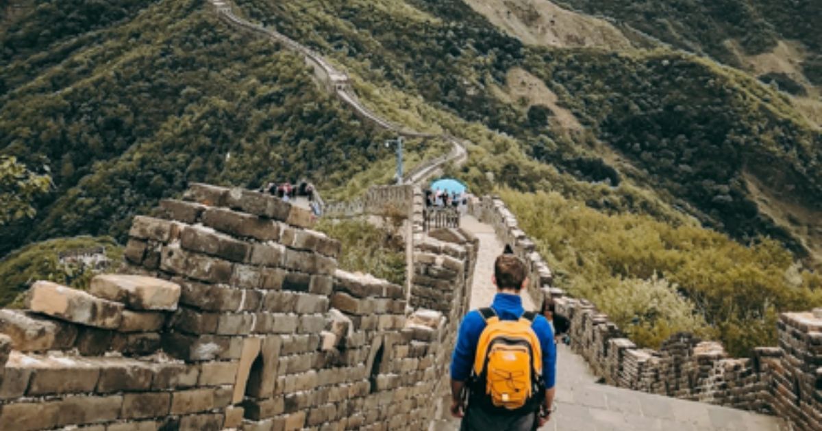 Alojarse cerca de la Gran Muralla China como mochilero