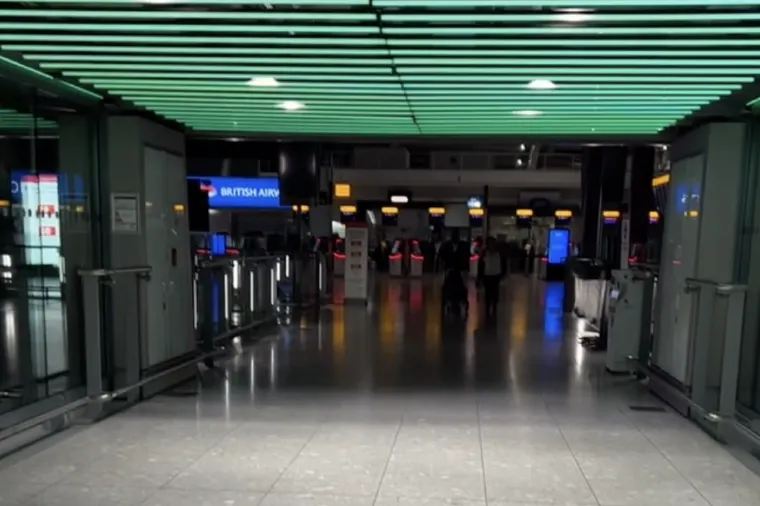 ヒースロー空港に夜間便で到着したら？