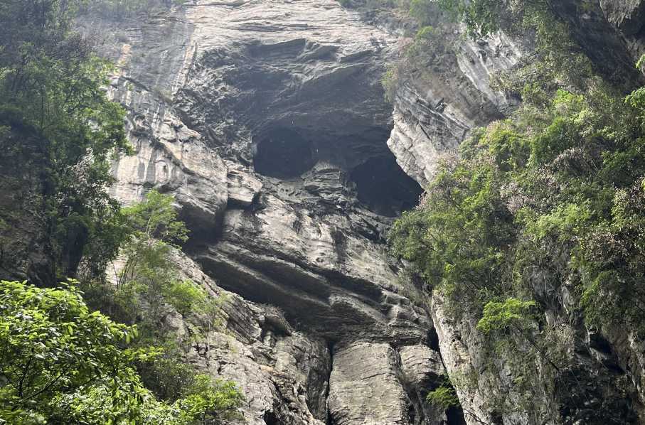 หลุมฟ้าสะพานสวรรค์ ผาหน้าลิน