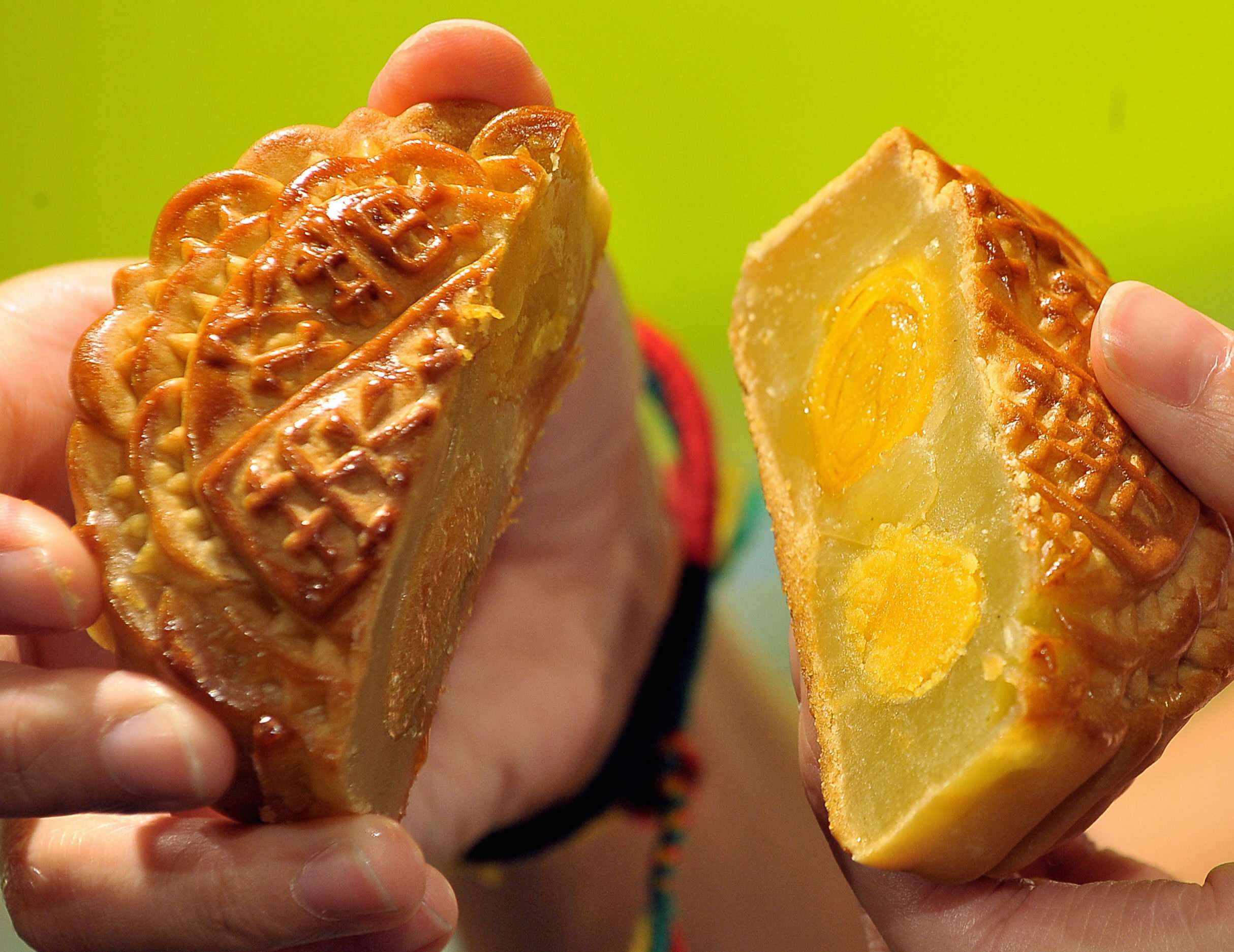 Things to Do for a Layover in Hong Kong | Buy Sweet Mooncakes in Hong Kong as Souvenirs!