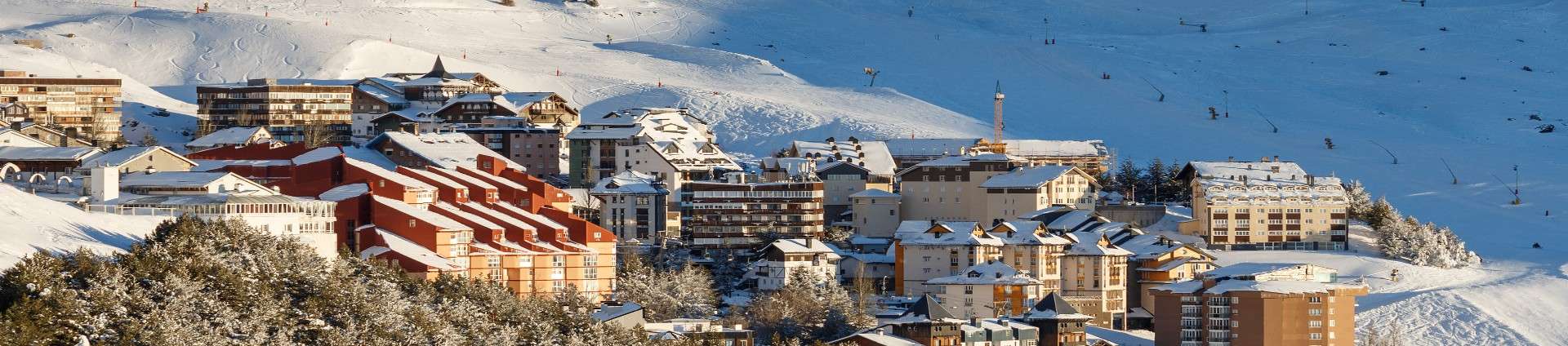 Las 15 mejores estaciones de esquí accesibles en tren o bus desde España
