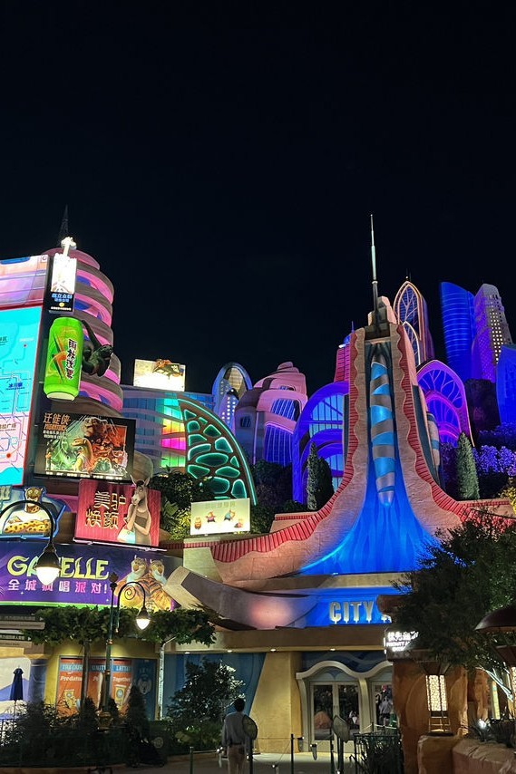 Вечерняя подсвеченная Mickey Avenue в Шанхайском Диснейленде после шоу