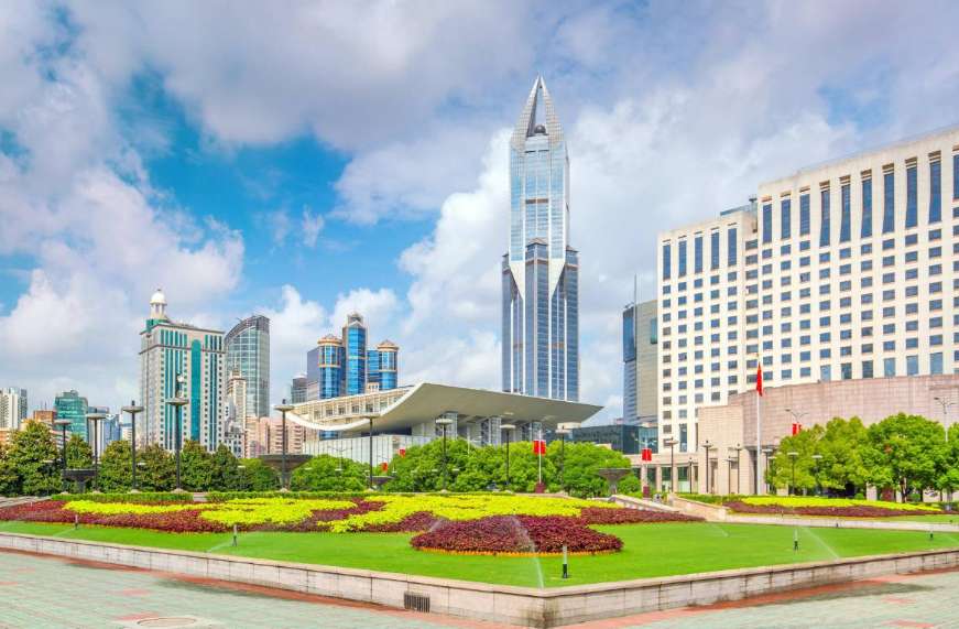 1️⃣ People’s Square - Iconic Tourist Hotspots 🏛️