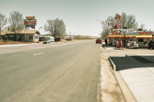 モーテルとホテルの違いは「目的・構造・サービス」の3点