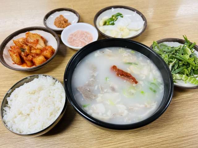 テジクッパ(豚骨スープご飯)