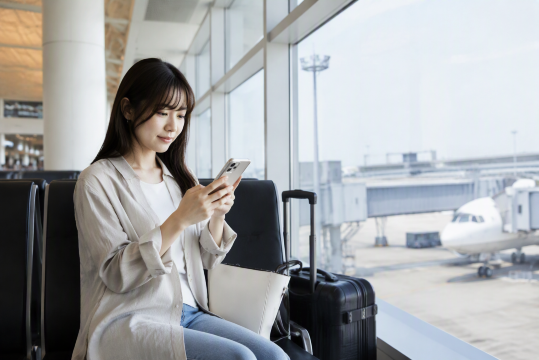 空港でスマホ操作