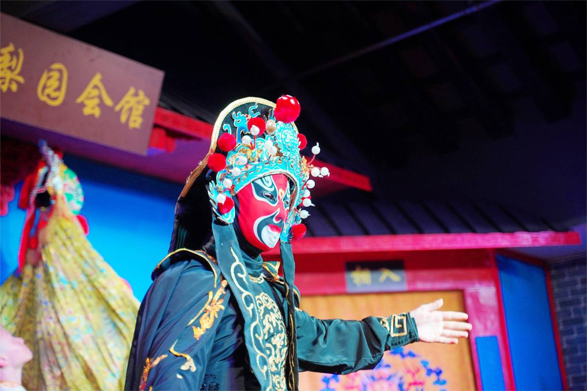 10. Enjoy a Traditional Sichuan Opera at Shu Feng Ya Yun