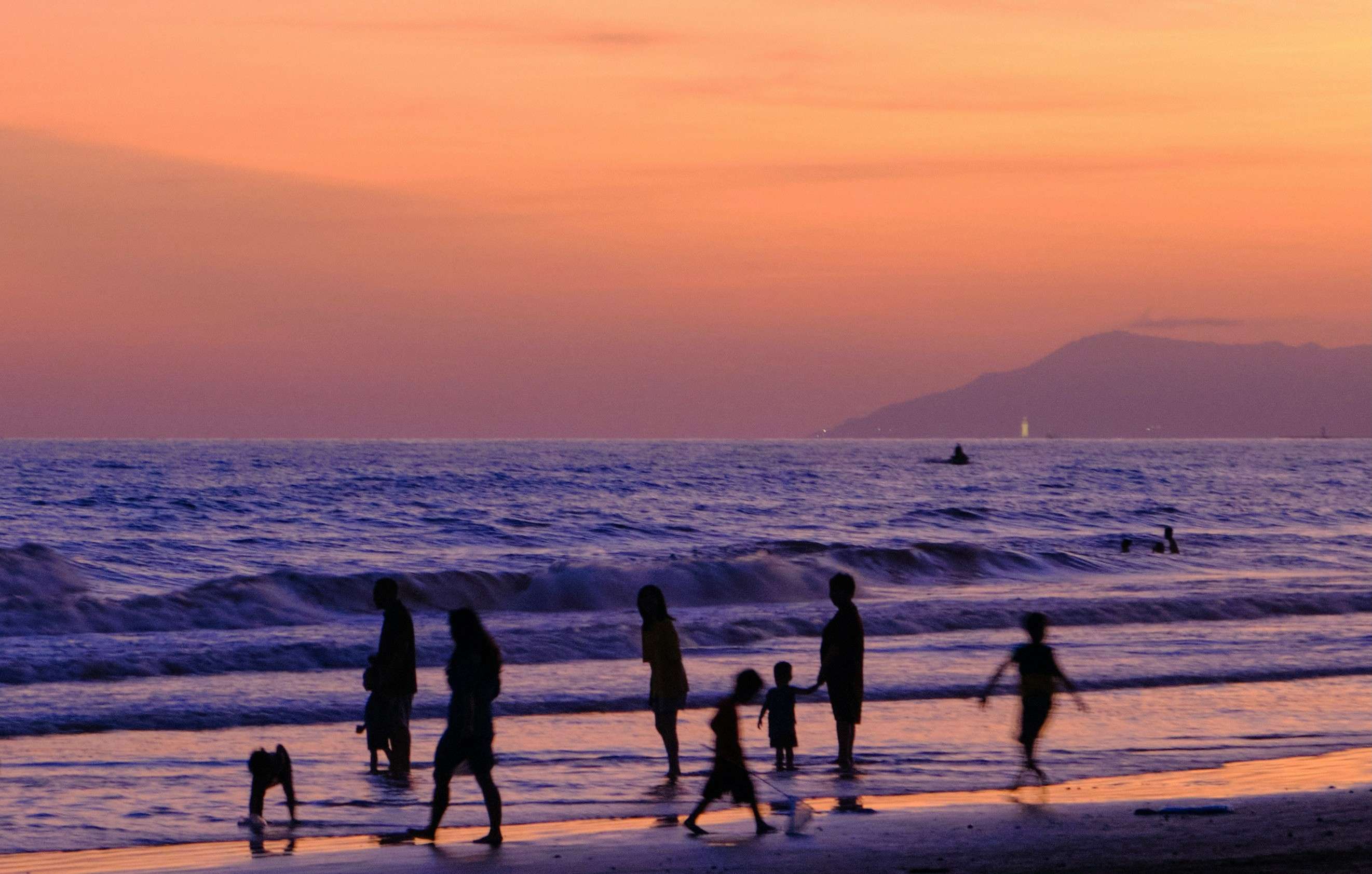 Санья: Тропический пляжный курорт, обожаемый российскими туристами (при выполнении ряда условий возможен безвизовый въезд).