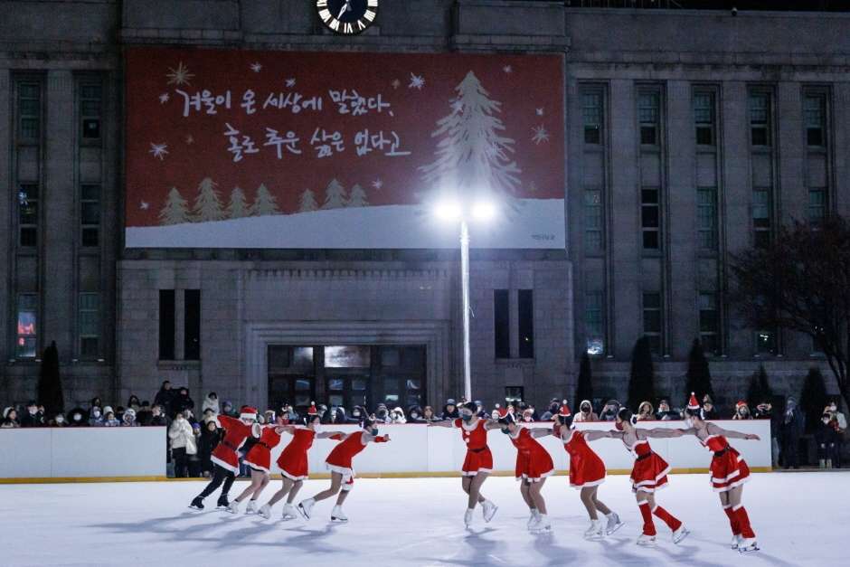 市庁前広場のツリーとスケートリンク