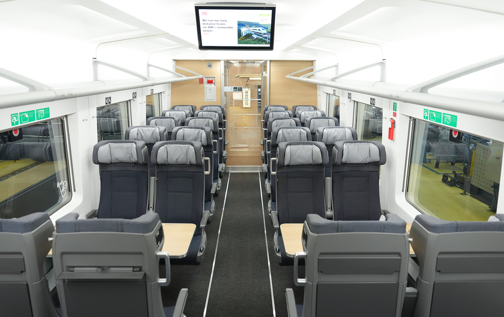 Gepäck im Zug der DB verstauen