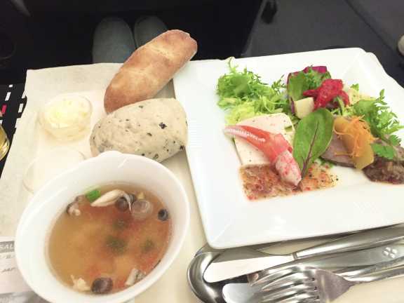 日本〜韓国路線の場合は軽食になりやすい