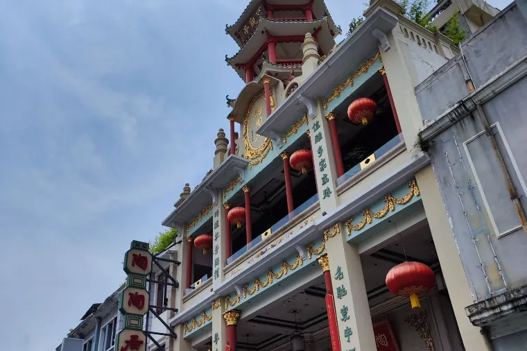 5. Savor Authentic Dim Sum at a Traditional Teahouse