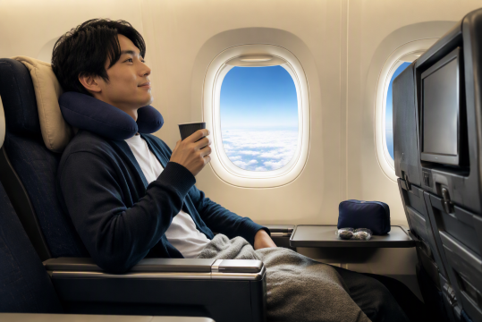 機内くつろぐ男性