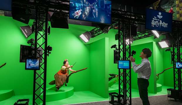 What’s Fun at Warner Bros. Studio Tokyo? | Ride a Broomstick!
