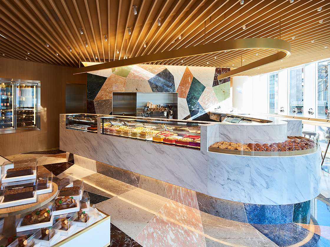 「ピエール・エルメ」のマカロンと高級シャンパンで贅沢時間