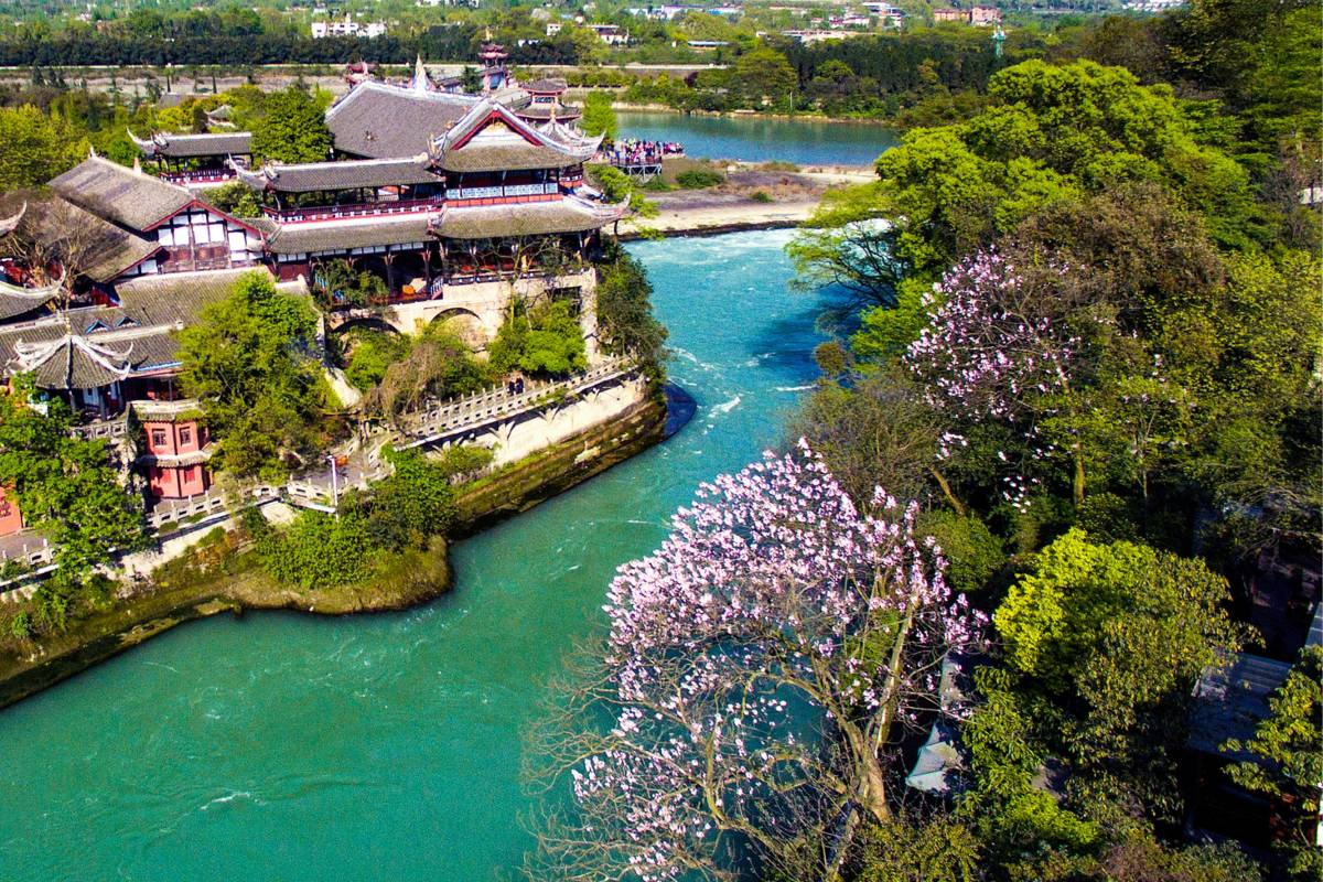 TEMPAT WISATA DI CHENGDU