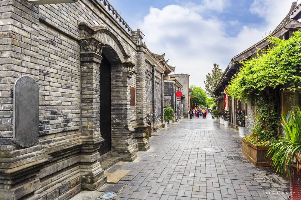 7. Wander Through the Bustling Alleys of Kuanzhai Xiangzi