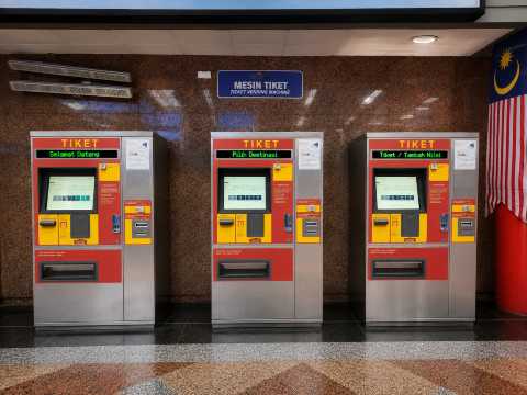 Membeli Tiket di Mesin Otomatis