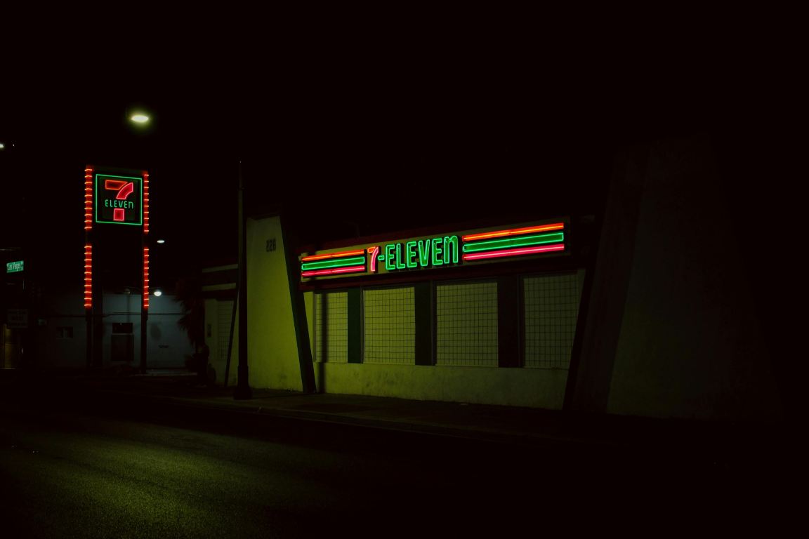 Tanda neon menerangi toko 7-Eleven di Las Vegas, menciptakan suasana kehidupan malam yang semarak. Via Pexels (by Ricardo Olvera)