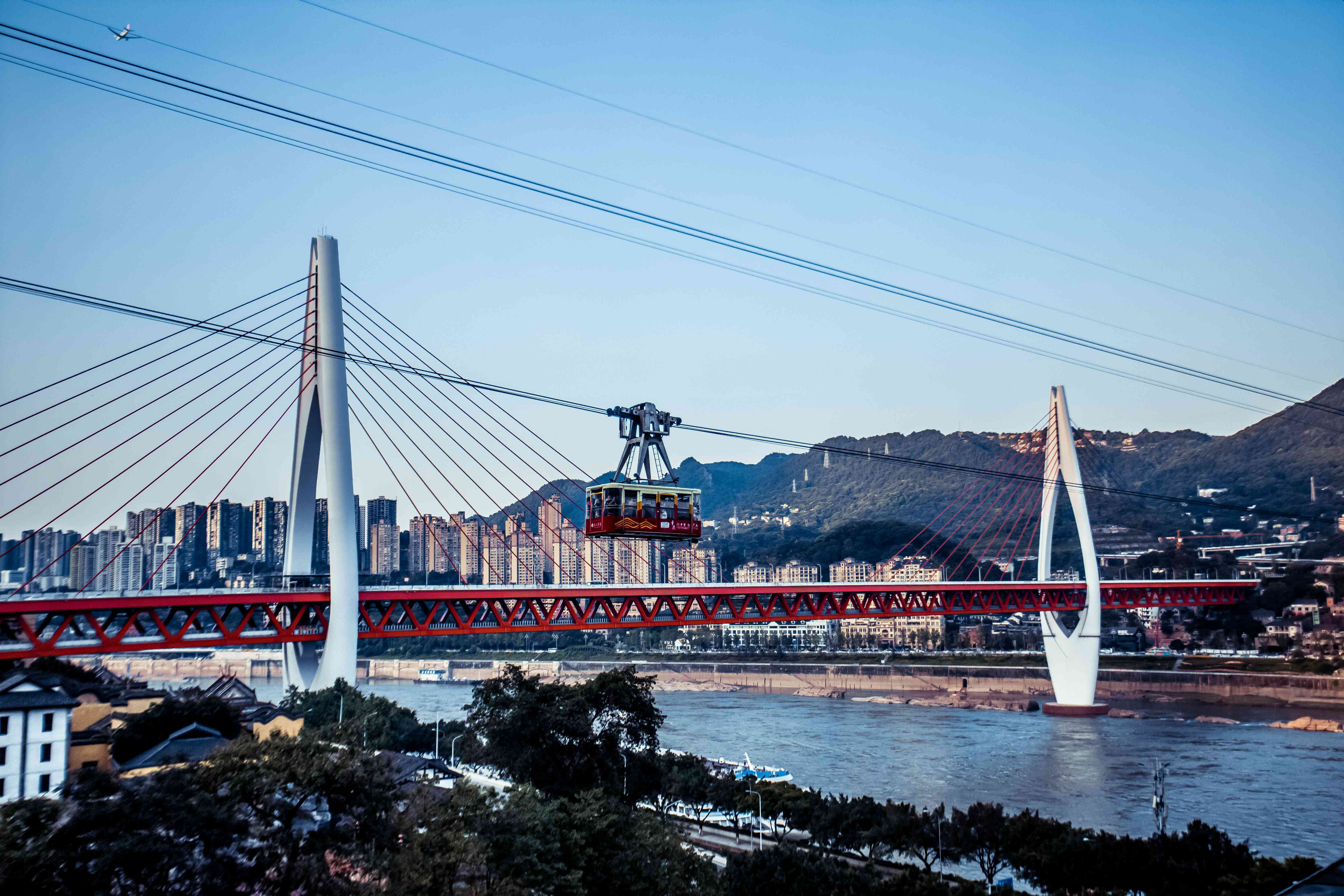 Где поезд  метро проходит через дом в Чунцине