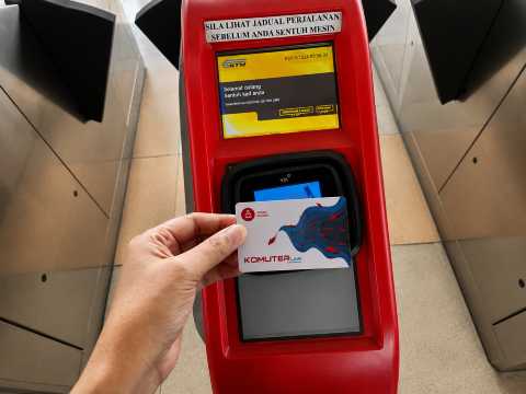 Menggunakan Kartu Transportasi
