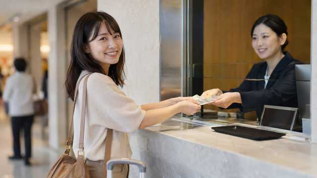 ダナンで両替する女性