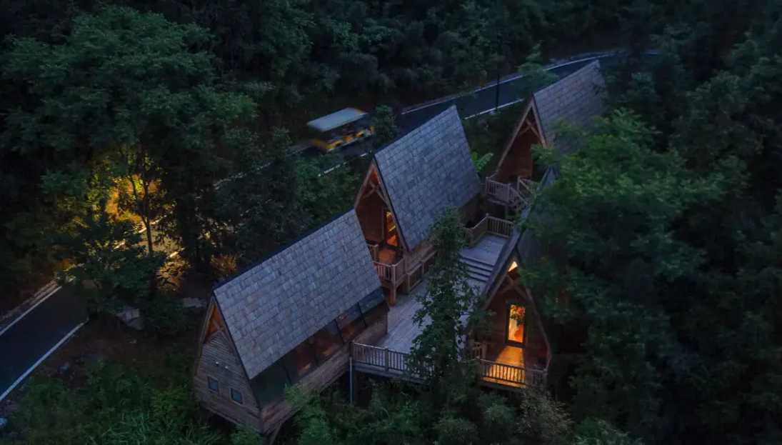 Treehouse Hotels in Zhangjiajie: Ziyoujia Tree House World & Cliff-Side Tree House Resorts