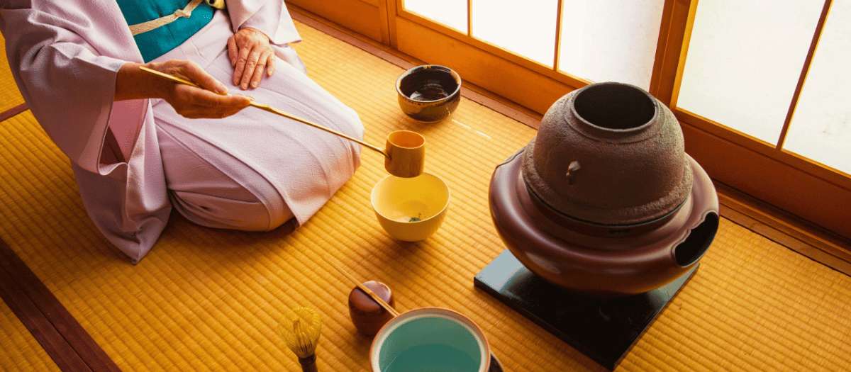 Ceremonia tradicional japonesa del té con utensilios sobre tatami y preparación detallada
