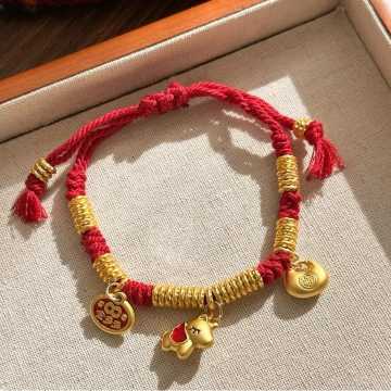 Gelang atau Aksesori Simpul Merah