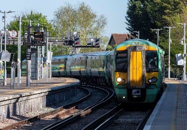 London Marathon 2026: Nearest station and cheap train tickets