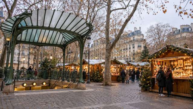 5.モンマルトルのアベス広場で小さな市場に立ち寄る